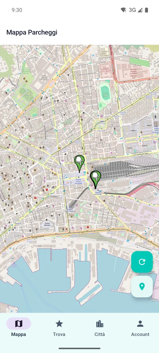 Mappa OpenStreetMap di Napoli nell'app Android, con i segnaposto dei parcheggi riservati vicino alla stazione centrale.
